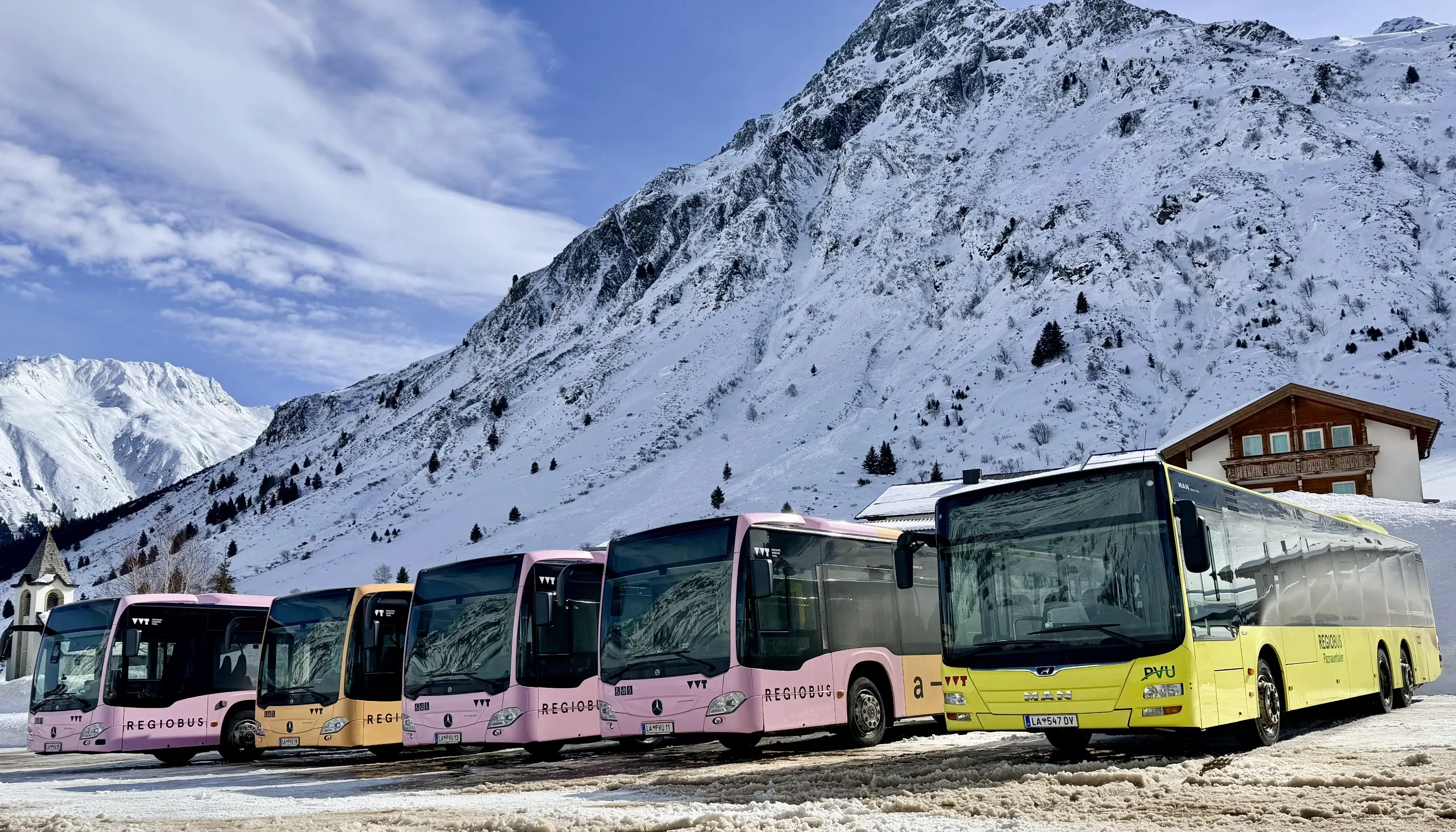 Paznauntaler Linienbusflotte vor Alpenpanorama
