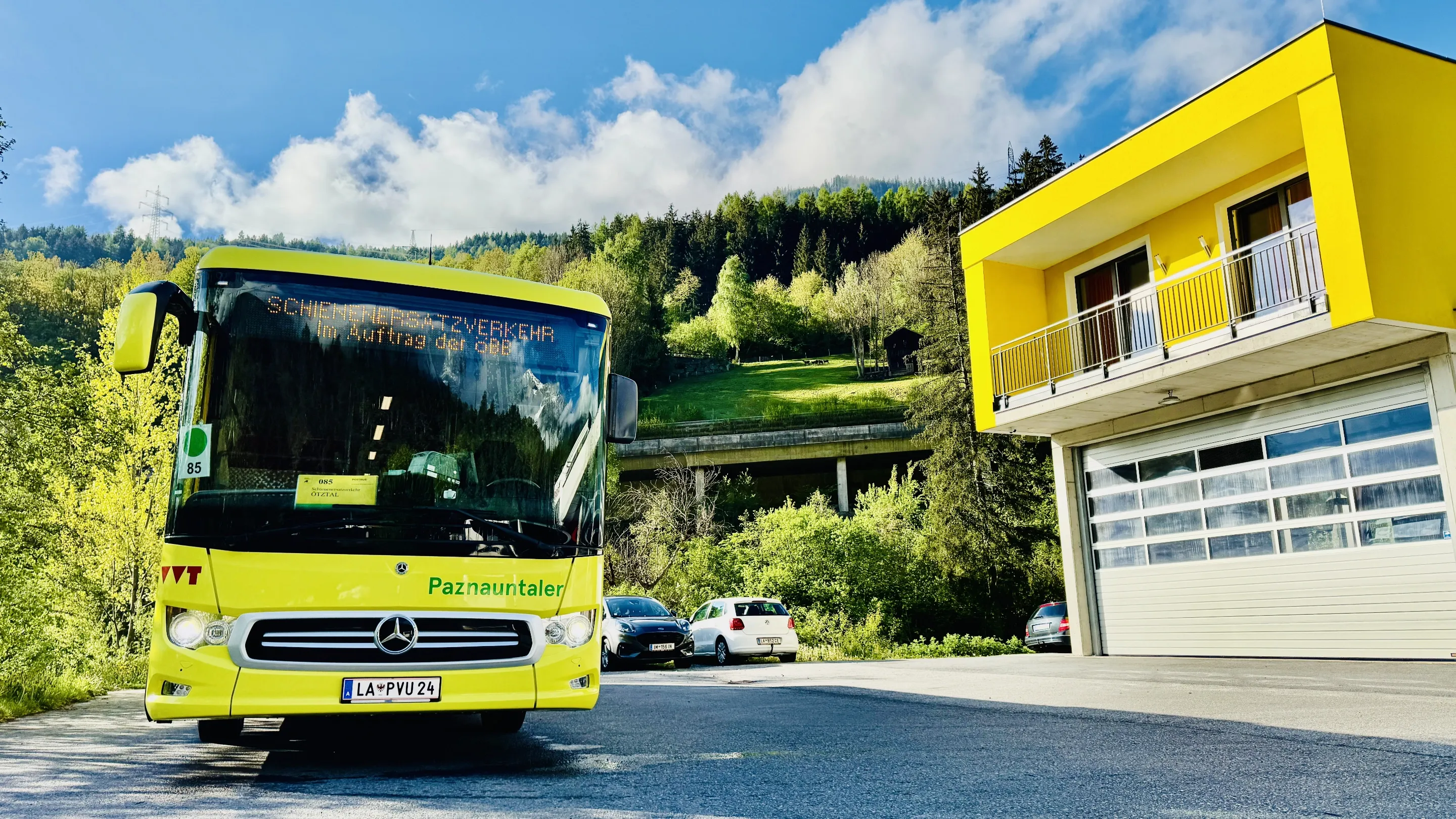 Gelber Paznauntaler Reisebus vor Firmenzentrale